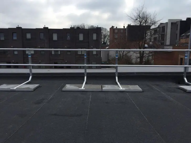 Neerklapbare dakrandbeveiliging 2